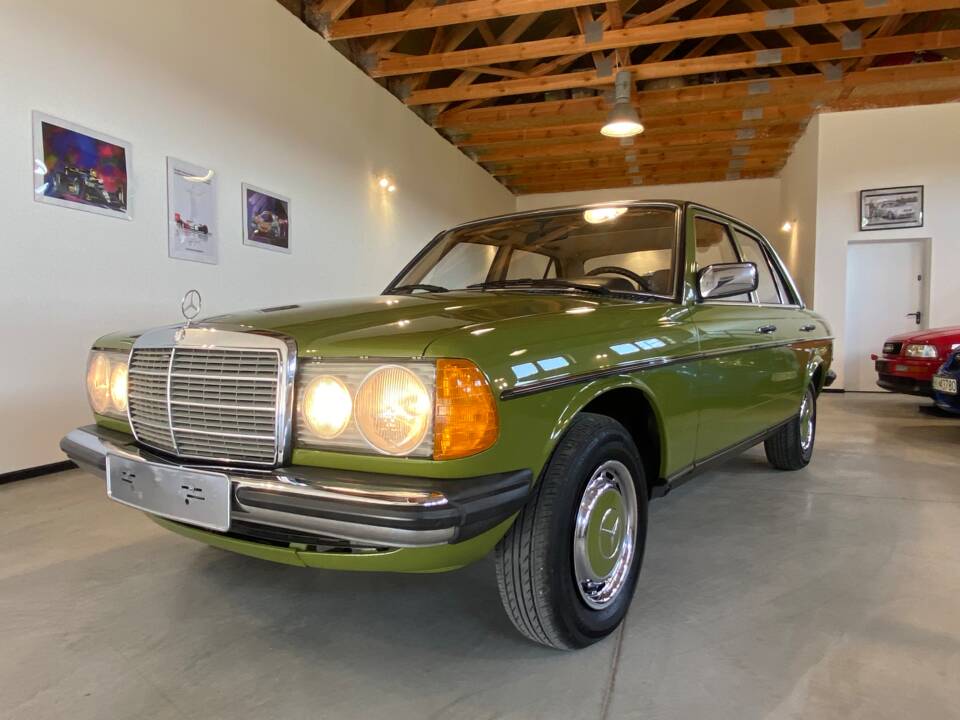 Immagine 11/91 di Mercedes-Benz 240 D (1981)