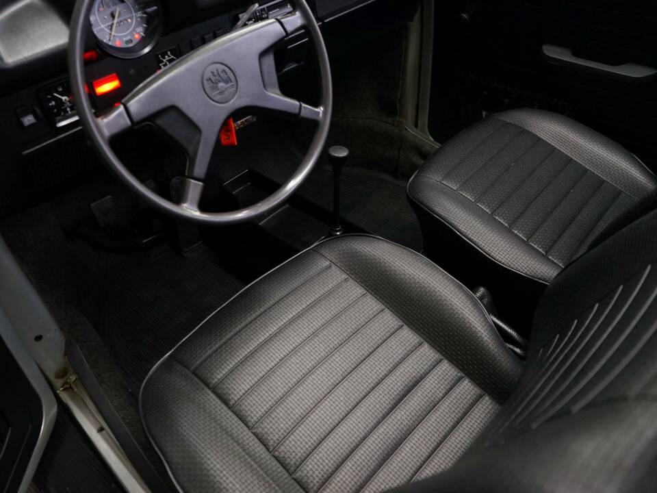 Immagine 25/31 di Volkswagen Käfer 1303 LS (1979)