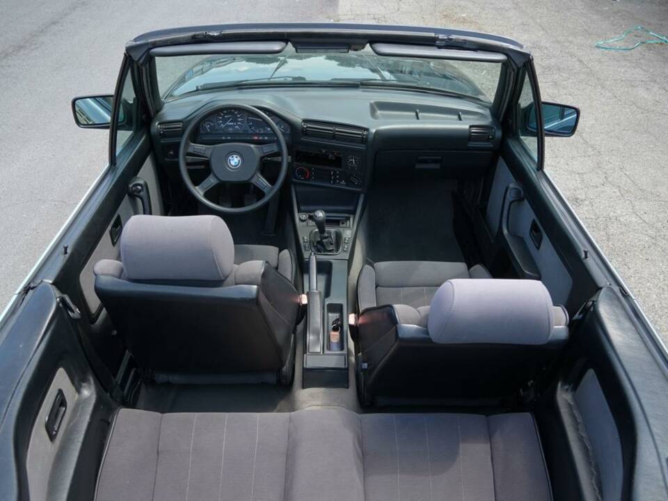 Image 16/19 de BMW 320i (1989)