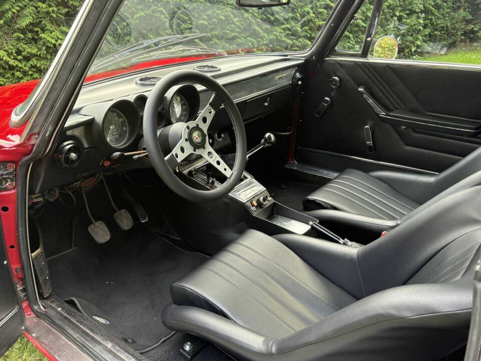 Immagine 2/8 di Alfa Romeo 2000 GT Veloce (1975)