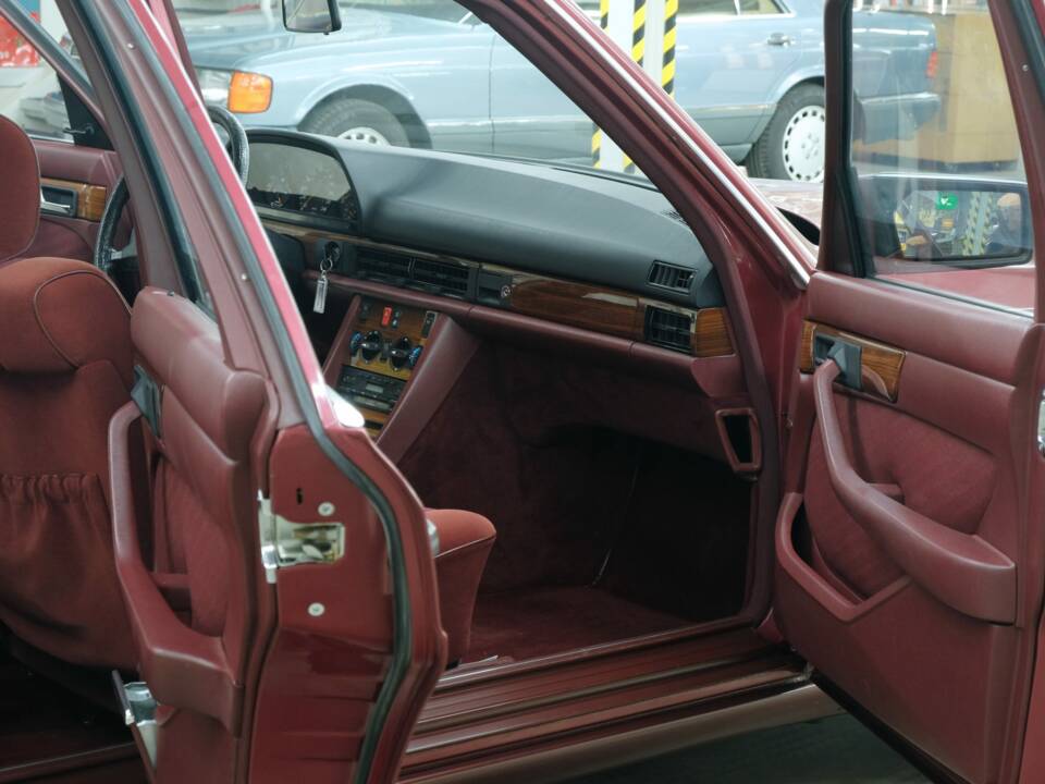 Bild 29/50 von Mercedes-Benz 260 SE (1990)