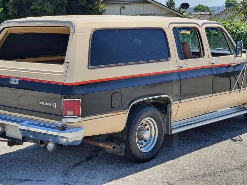 Image 5/19 of Chevrolet Suburban (1986)