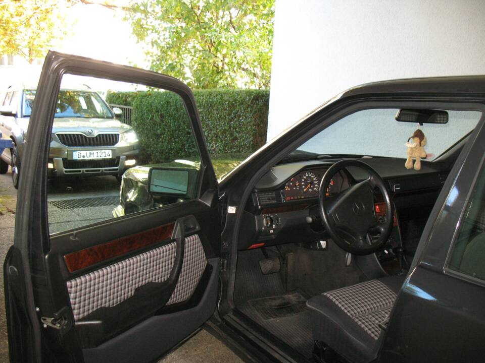 Bild 17/32 von Mercedes-Benz E 220 (1995)