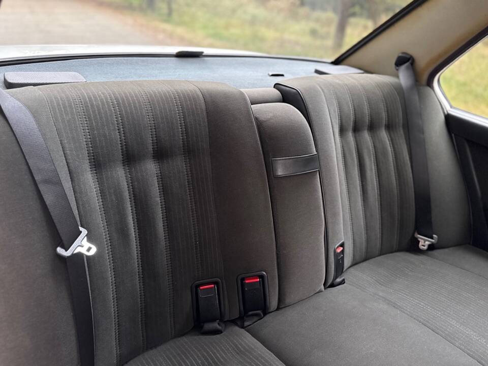 Bild 24/47 von BMW 528i (1986)