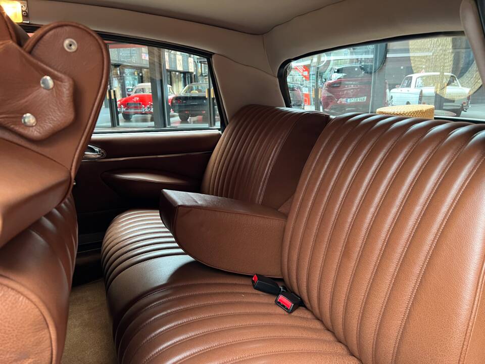 Image 18/25 of Citroën DS 20 Pallas (1972)