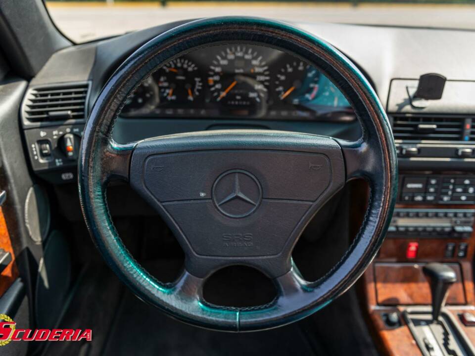 Image 16/18 of Mercedes-Benz 500 SL (1992)
