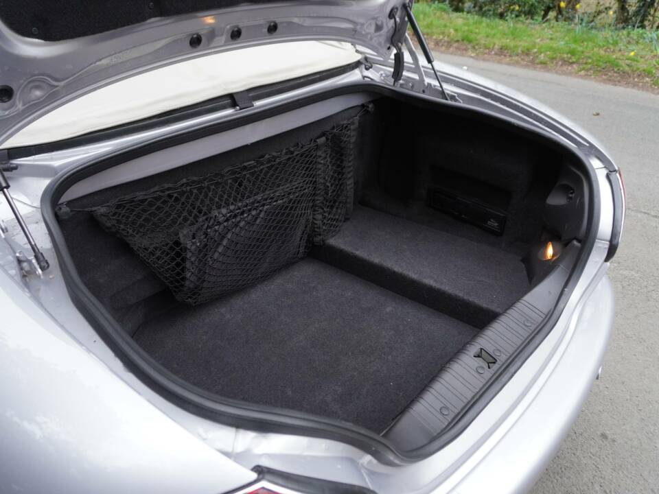 Image 17/19 of Jaguar XK8 4.0 (2001)