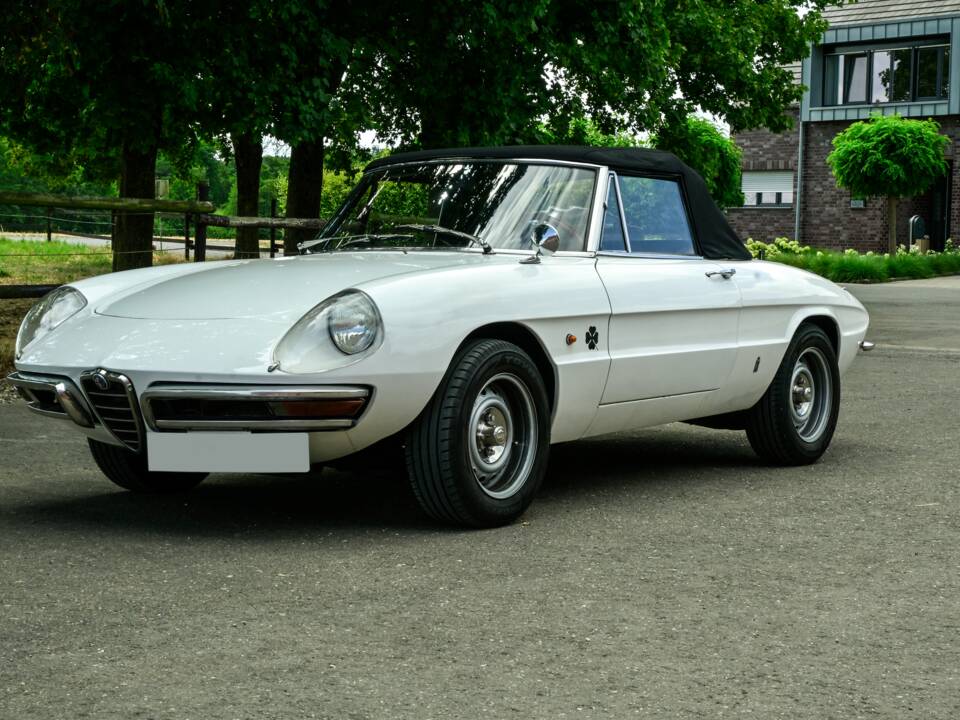 Image 7/66 of Alfa Romeo 1750 Spider Veloce (1968)