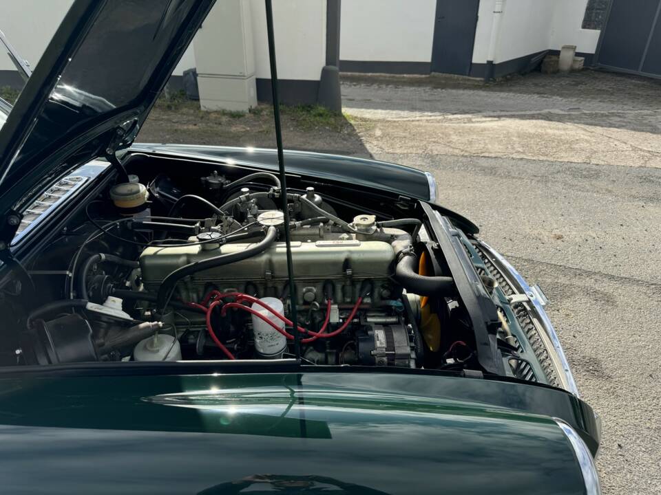 Image 48/50 of MG MGC GT (1969)