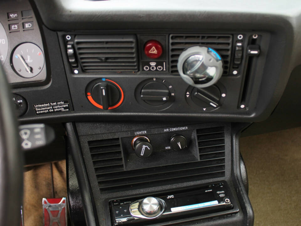 Image 13/30 of BMW 320i (1982)