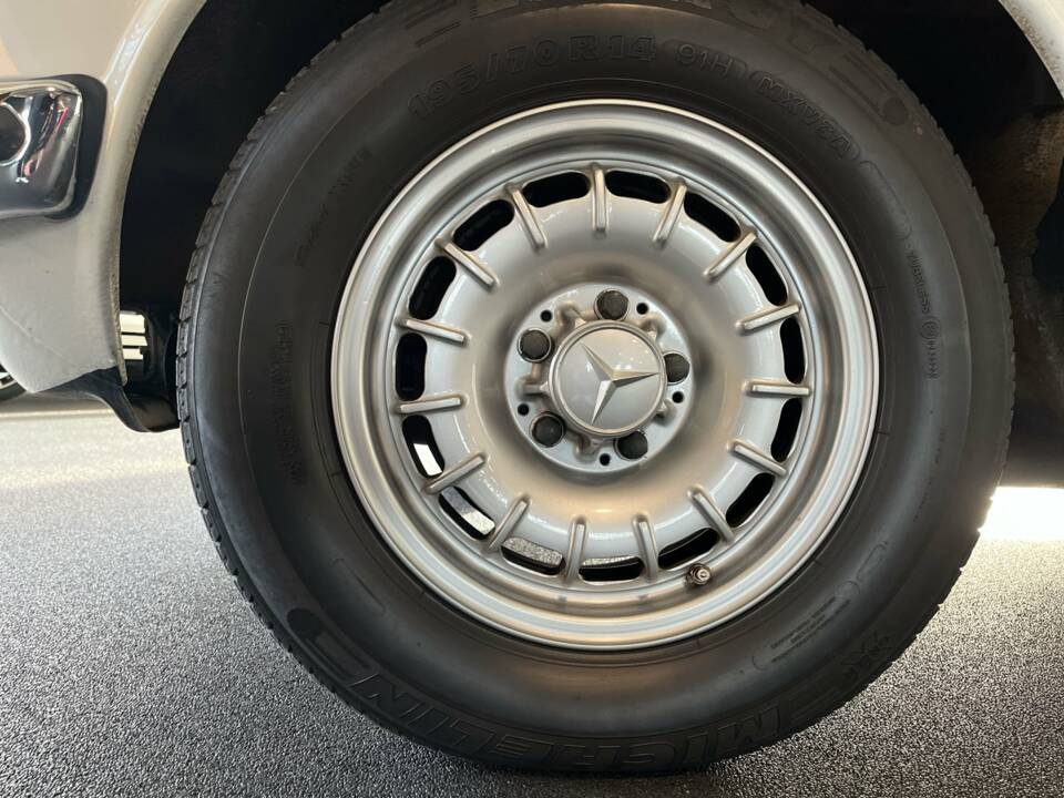 Image 13/22 of Mercedes-Benz 280 E (1977)