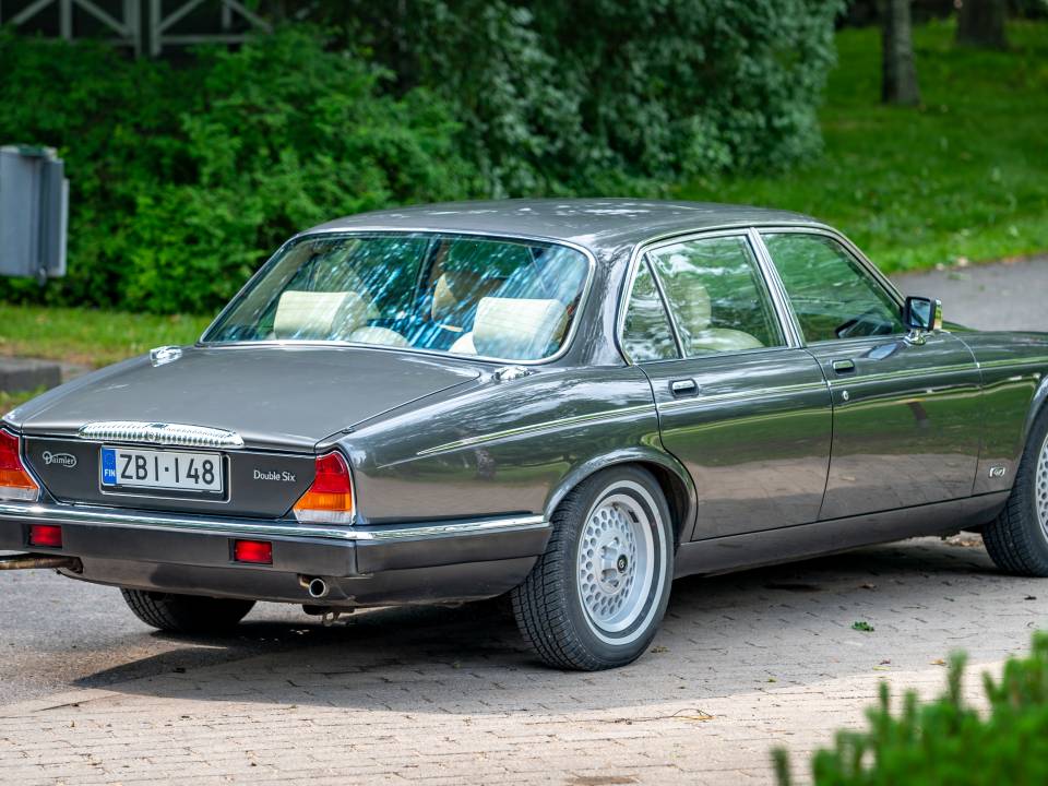 Image 5/42 of Daimler Double Six (1989)