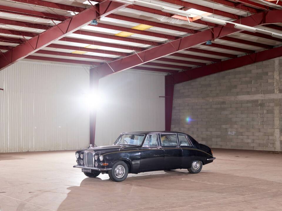 Image 19/70 of Daimler DS 420 (1976)