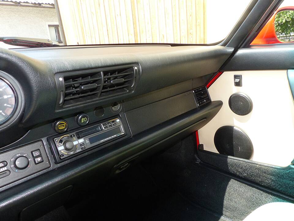 Image 23/30 of Porsche 911 Carrera 2 (1992)