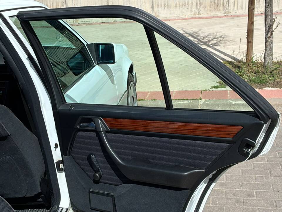 Immagine 19/33 di Mercedes-Benz 230 E (1992)