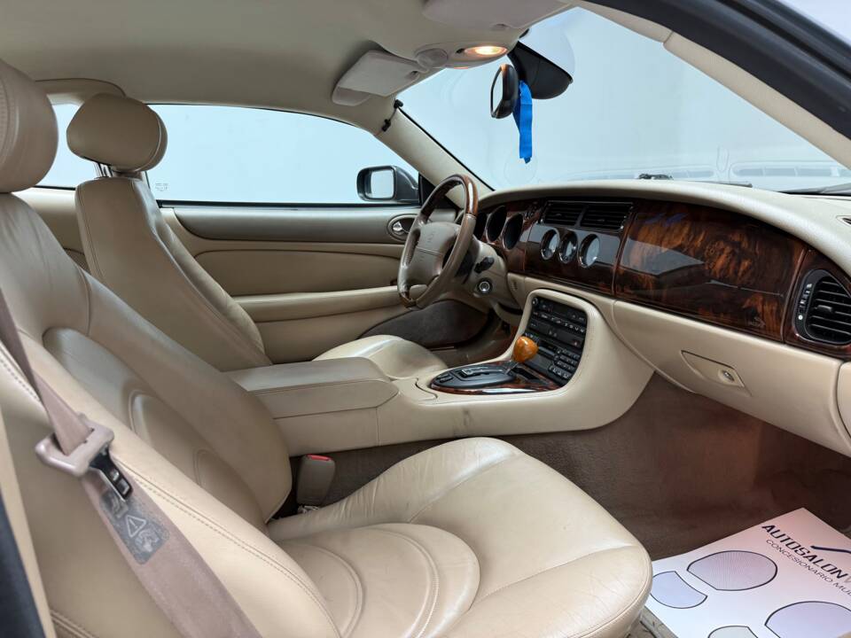 Immagine 16/21 di Jaguar XK8 4.2 (2004)