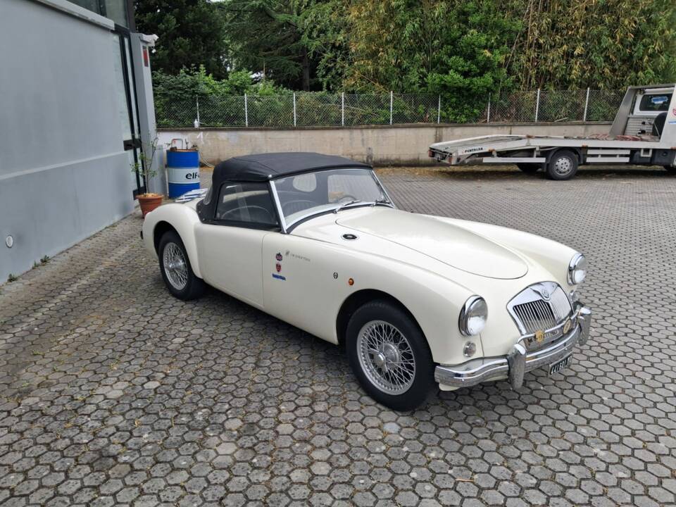 Image 14/16 of MG MGA 1500 (1958)