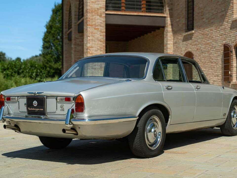 Image 14/50 of Jaguar XJ 6 4.2 (1970)