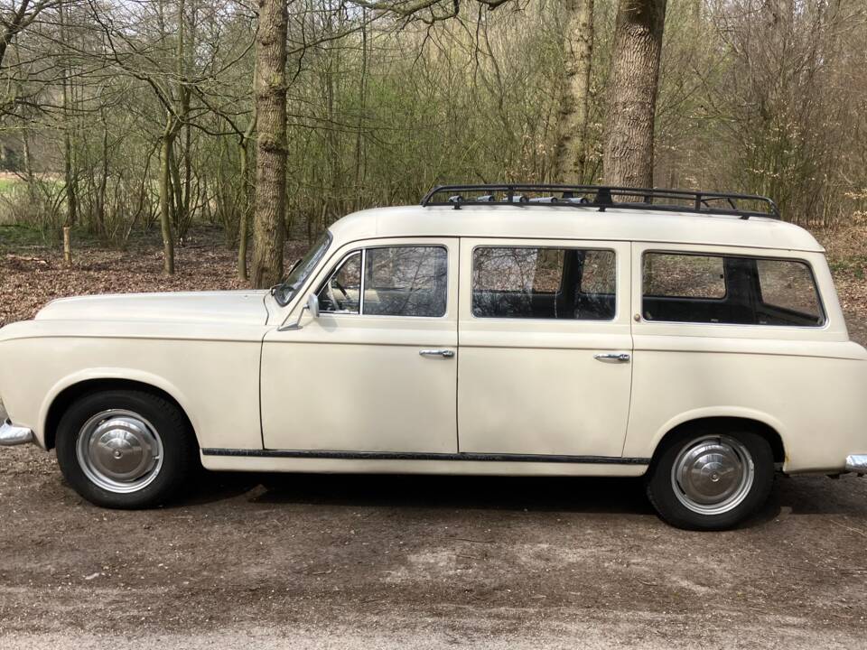 Image 3/18 of Peugeot 403 Familiale (1958)