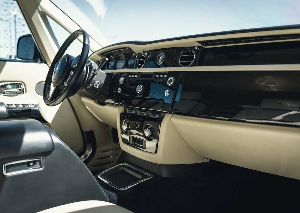 Image 8/15 of Rolls-Royce Phantom Coupé (2011)