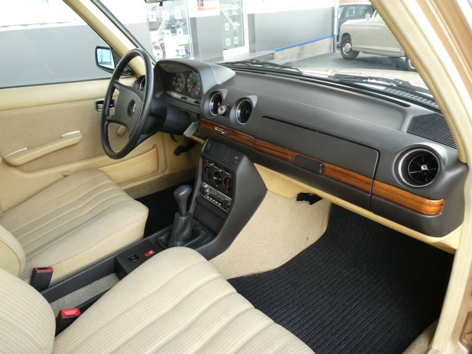 Image 12/19 of Mercedes-Benz 200 (1983)