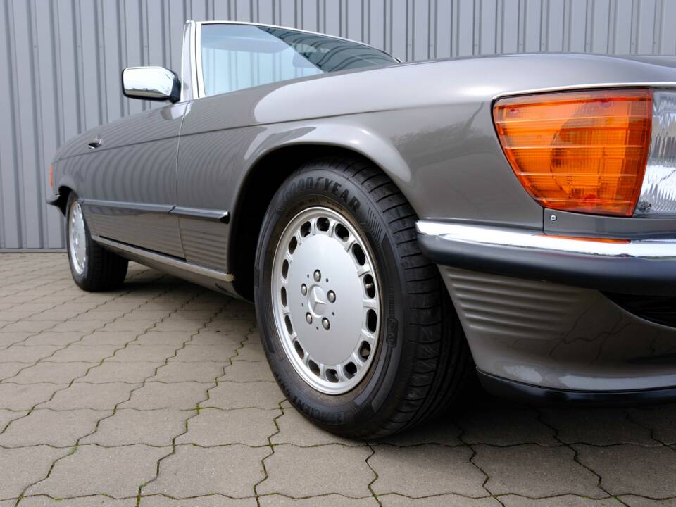 Image 22/97 de Mercedes-Benz 560 SL (1987)