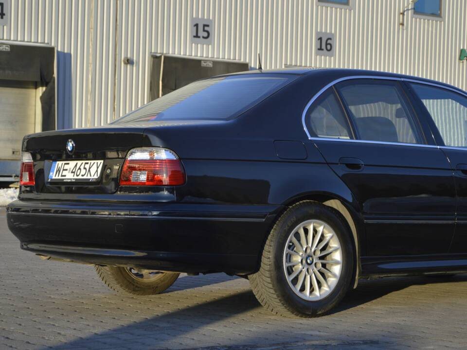 Image 6/8 de BMW 540i (2001)