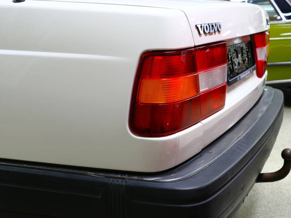 Image 15/34 of Volvo 940 2.3i (1991)