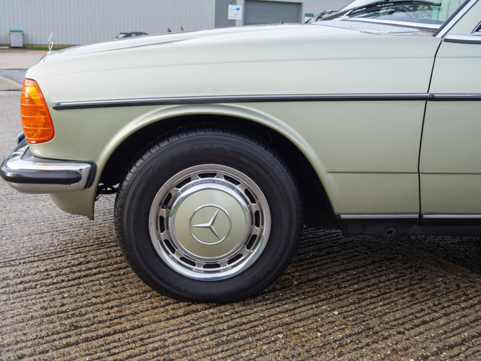 Image 23/30 de Mercedes-Benz 280 CE (1980)
