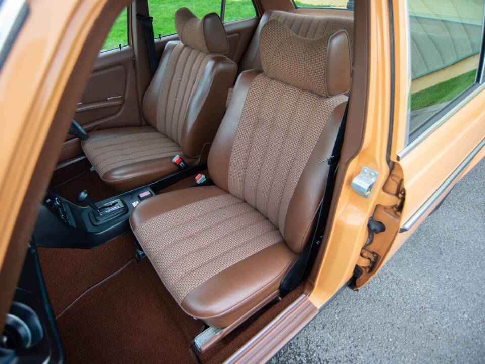 Image 13/32 of Mercedes-Benz 250 (1978)