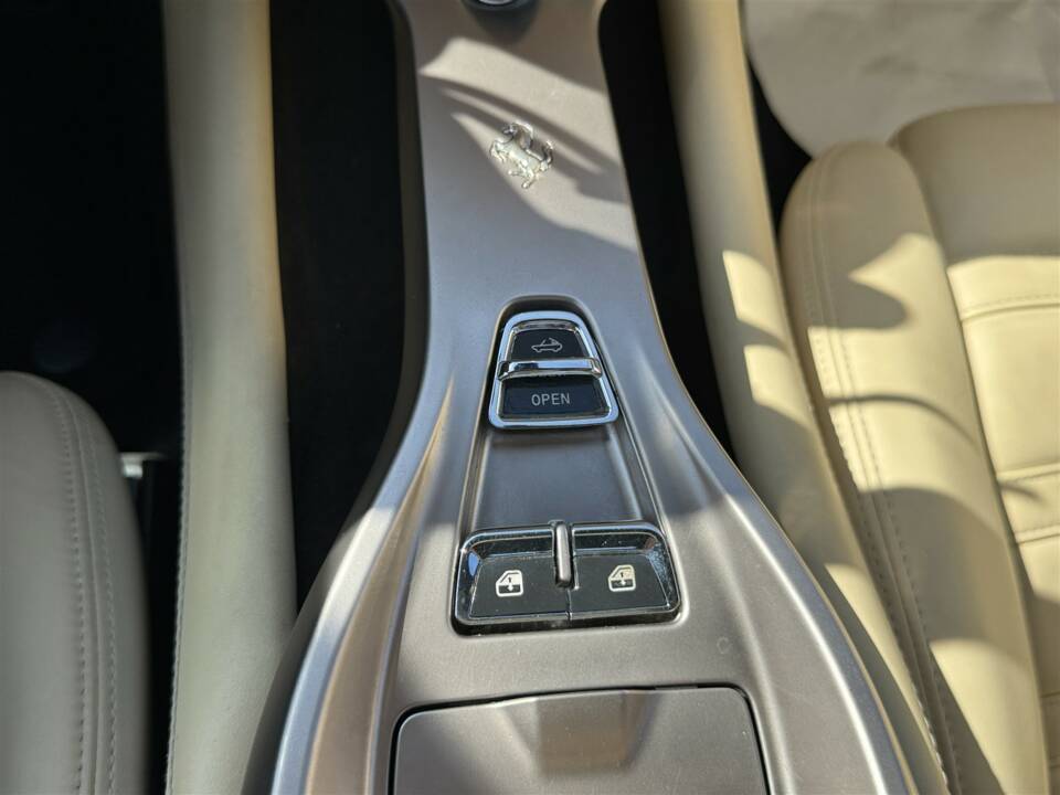 Image 23/51 of Ferrari California (2009)