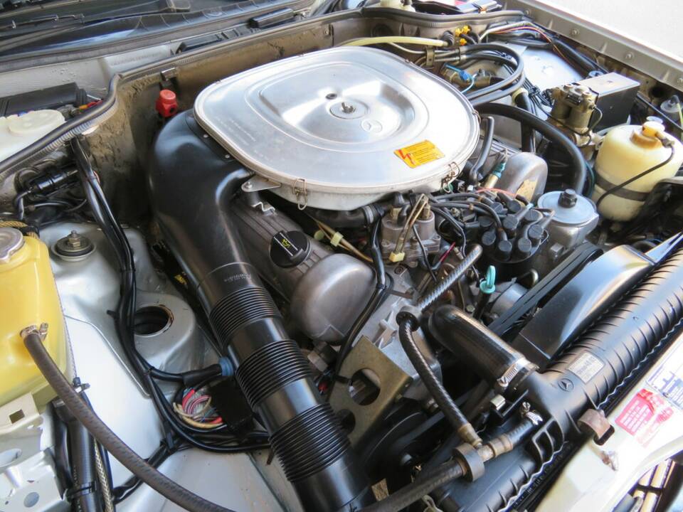 Image 16/19 of Mercedes-Benz 380 SEC (1982)