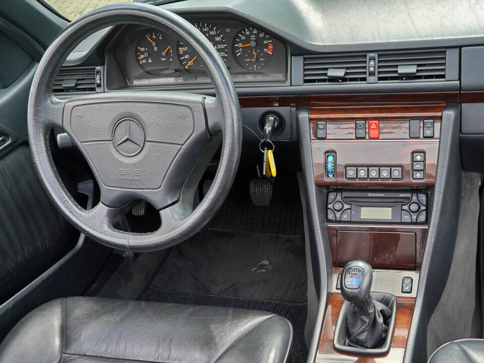 Image 9/24 de Mercedes-Benz E 220 (1996)