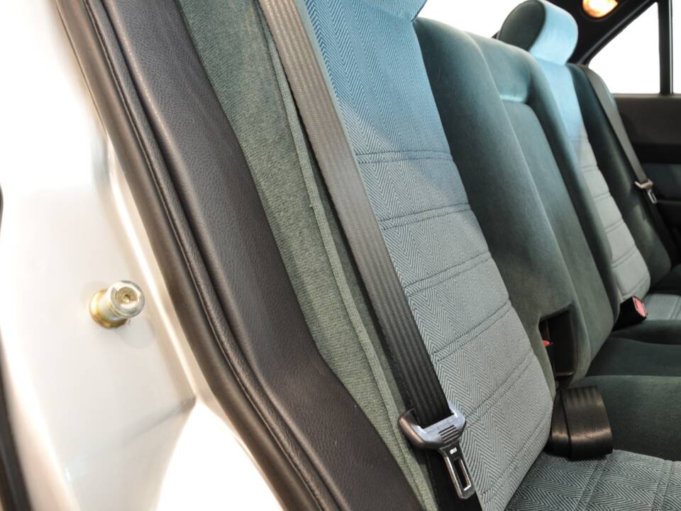 Bild 27/41 von Alfa Romeo 164 2.0 (1990)