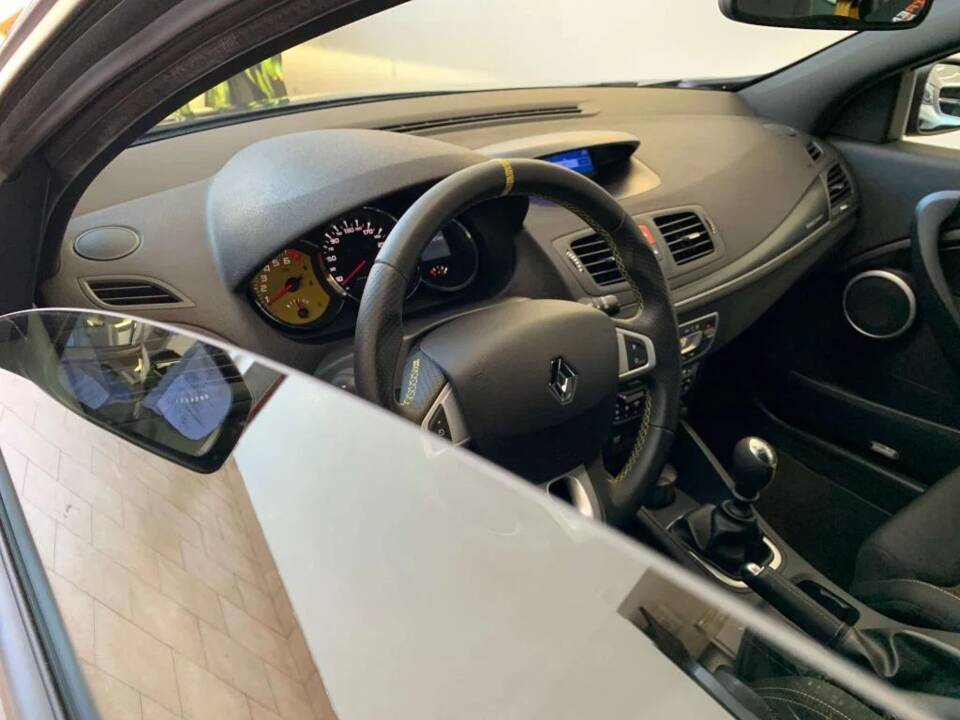 Immagine 35/43 di Renault Mégane RS (2011)