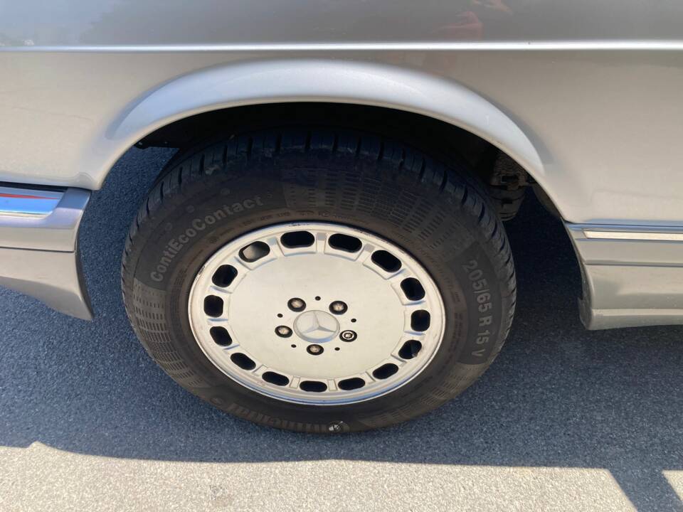 Immagine 8/29 di Mercedes-Benz 300 SE (1990)
