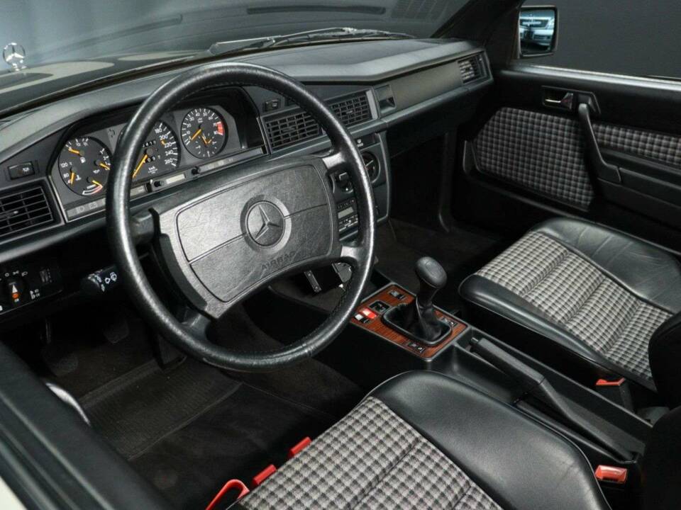 Image 11/30 of Mercedes-Benz 190 E 2.3-16 (1984)
