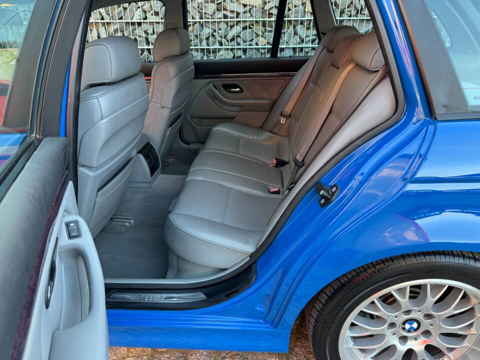 Image 48/100 of BMW 540i Touring (1998)