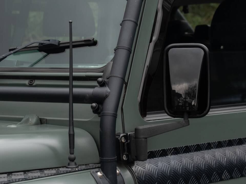 Image 10/50 de Land Rover Defender 110 Crew Cab SE (2010)