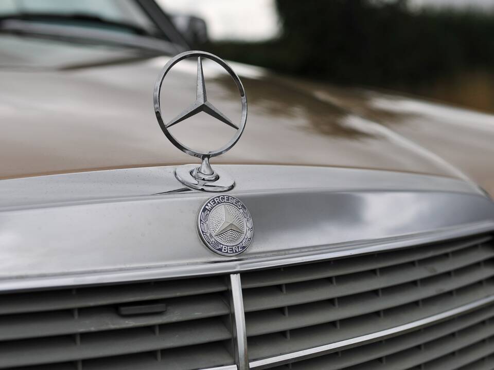 Image 7/33 of Mercedes-Benz 230 CE (1985)