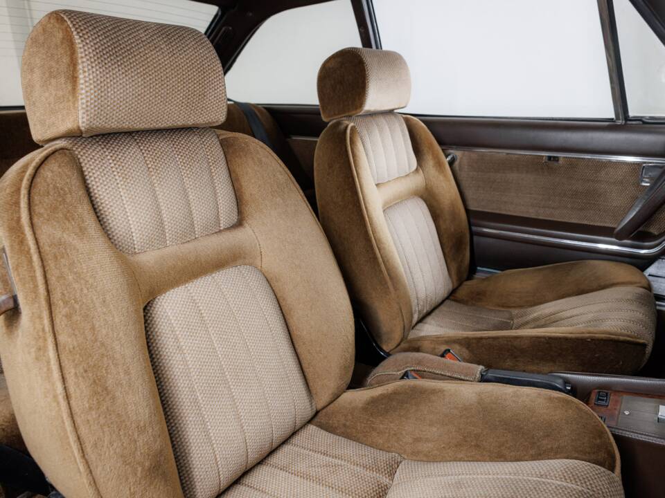 Image 13/24 de Peugeot 504 Coupé (1981)