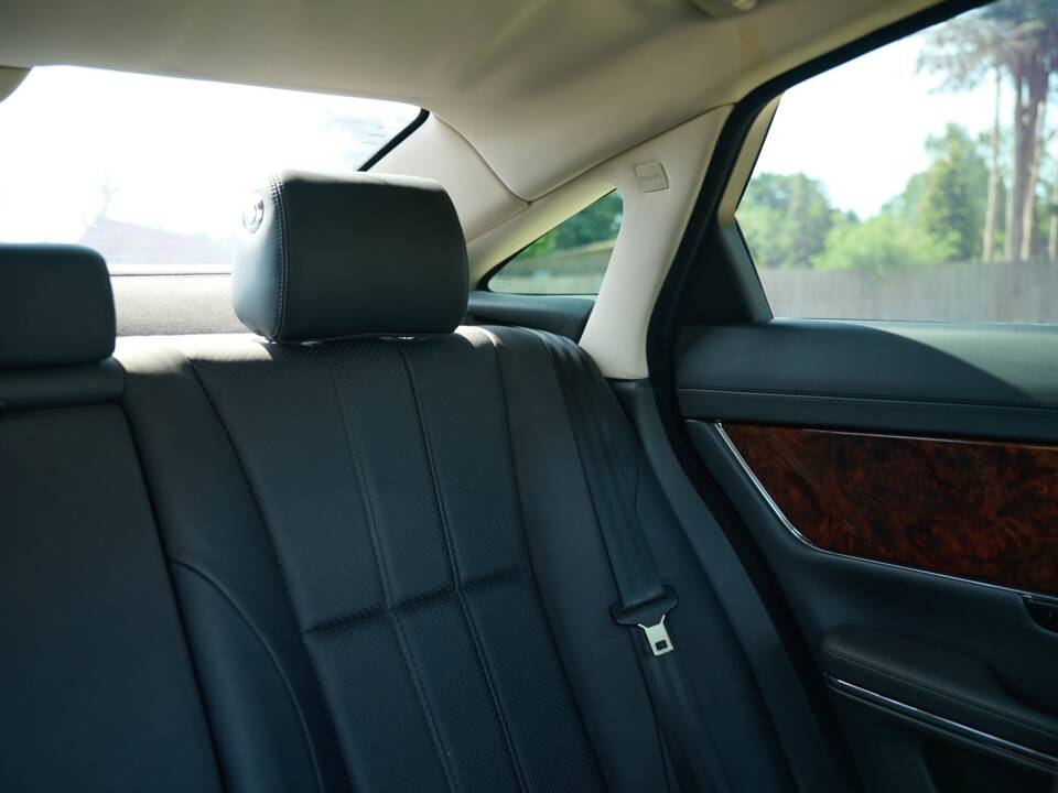 Bild 40/50 von Jaguar XJ 5.0 (2012)