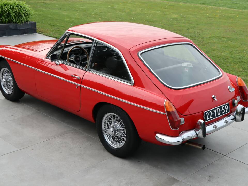 Image 17/50 of MG MGB GT (1974)