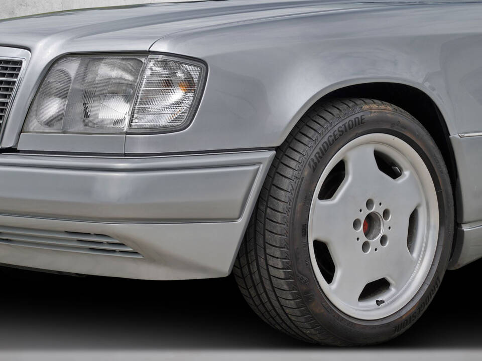 Image 17/24 de Mercedes-Benz E 220 (1996)