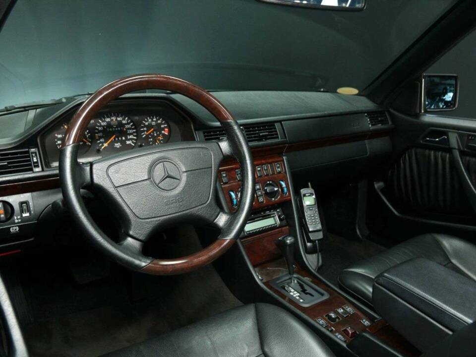 Immagine 13/30 di Mercedes-Benz E 320 (1997)