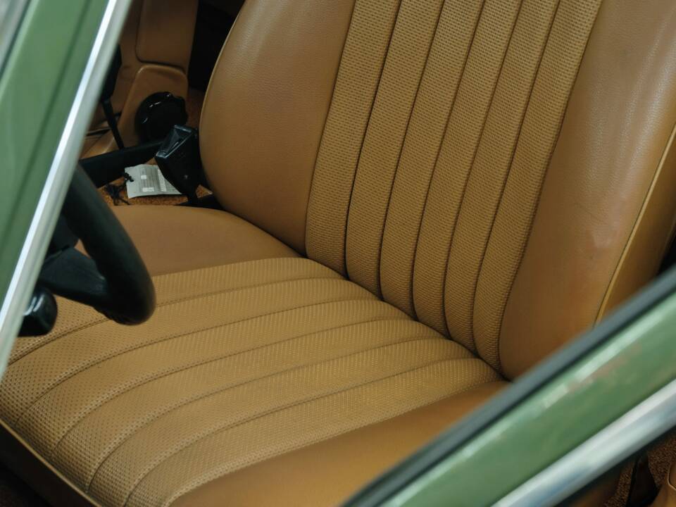 Image 25/50 de Mercedes-Benz 350 SE (1975)