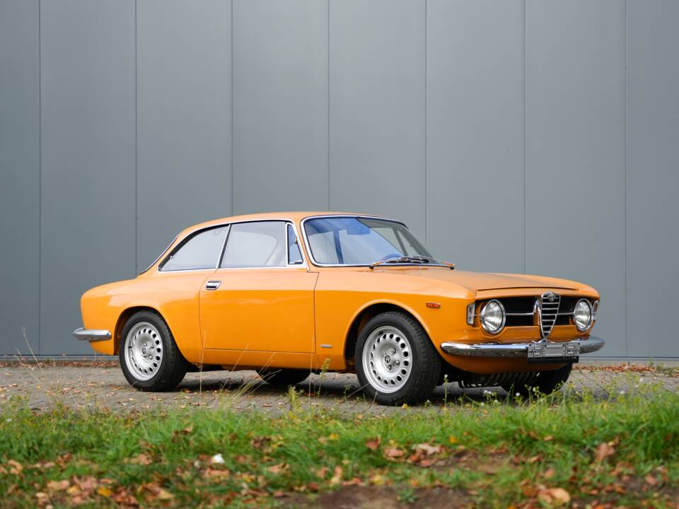 Image 11/38 of Alfa Romeo Giulia GT 1300 Junior (1968)