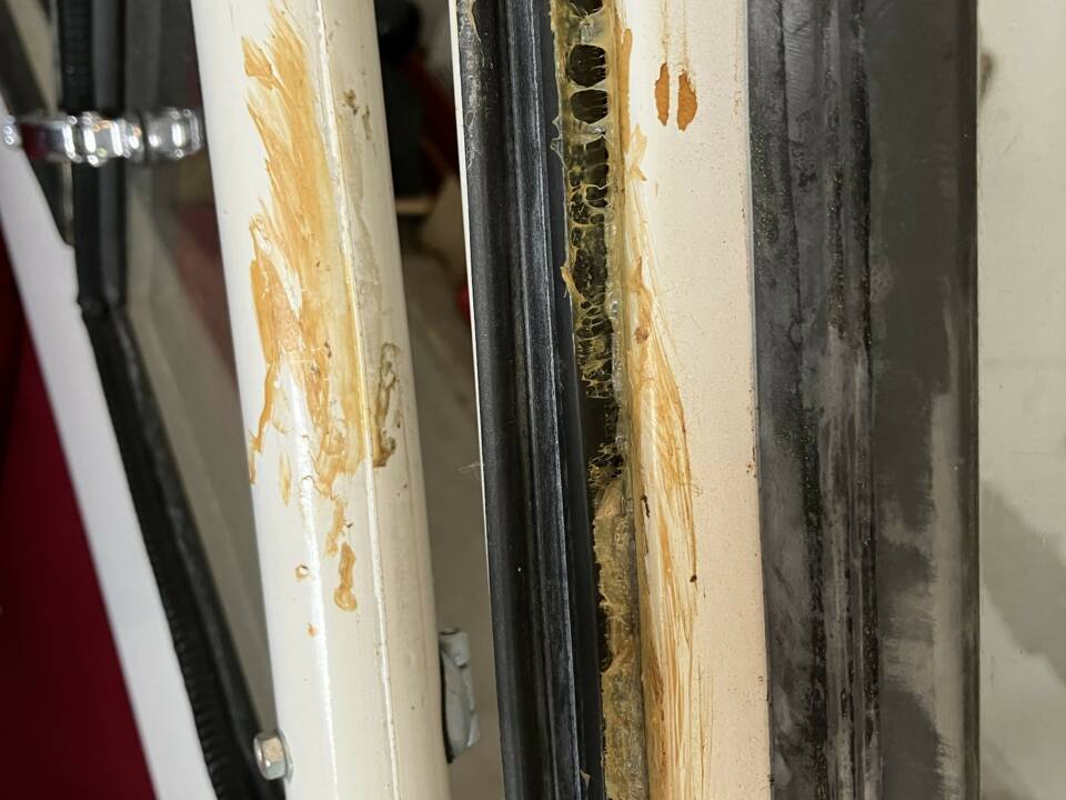 Detail stark von Kleberresten betroffener Bereich