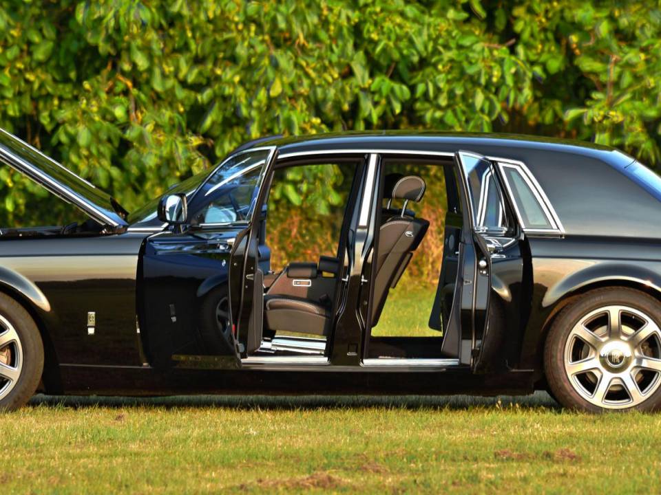 Image 26/50 of Rolls-Royce Phantom VII (2010)