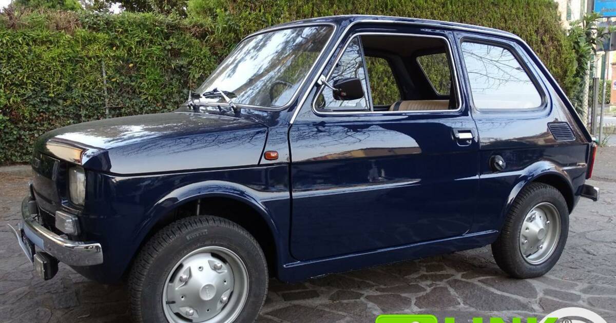 Voiture de 1972 couleur rouge - FIAT 126